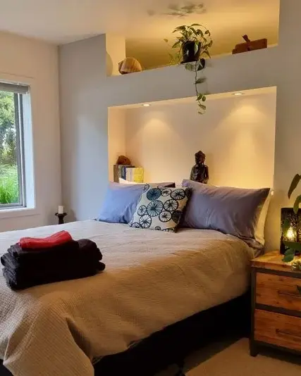 A private bedroom at Keystone Lodge with fresh towels on the bed and a view of the garden.