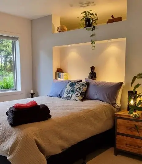 A private bedroom at Keystone Lodge with fresh towels on the bed and a view of the garden.